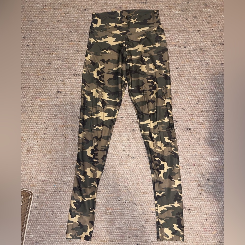 Abs2b fitness Camo legging - “one size fits all” fit like a Small